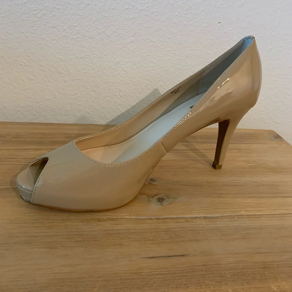 Tahari tan heels - Picture 1 of 2